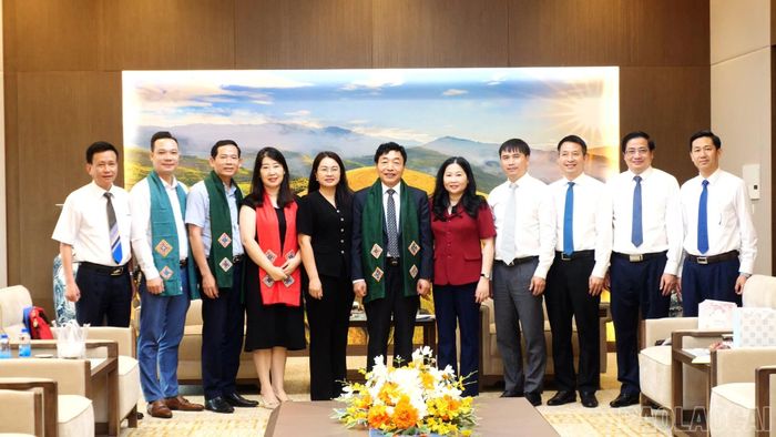 Đồng chí Vũ Thị Hiền Hạnh chụp ảnh lưu niệm cùng Đoàn công tác Quỹ Phát triển Hạnh phúc khu vực (Hàn Quốc).