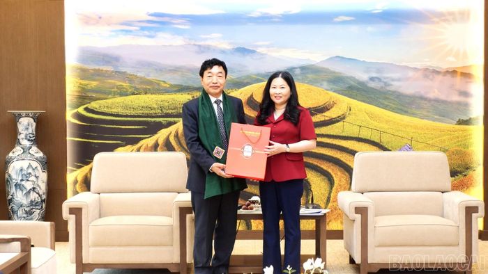 Đồng chí Vũ Thị Hiền Hạnh tặng quà ông Mun Hyun.