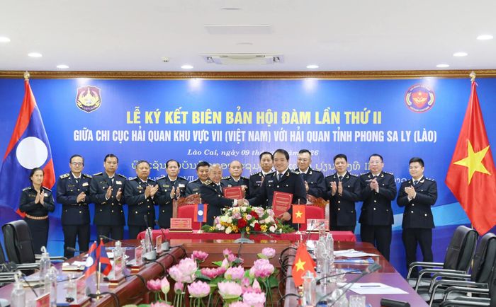 Hai bên ký kết và trao biên bản hội đàm.