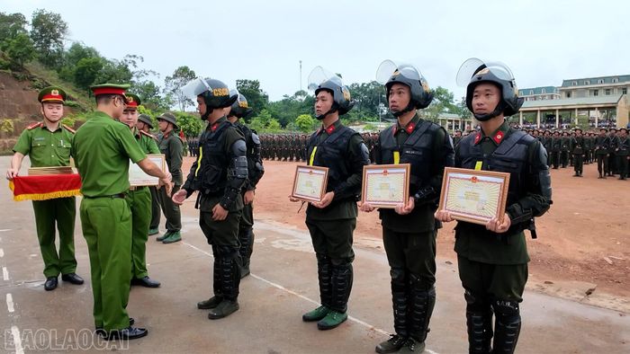Nhiều chiến sĩ có thành tích xuất sắc trong huấn luyện đã được khen thưởng,