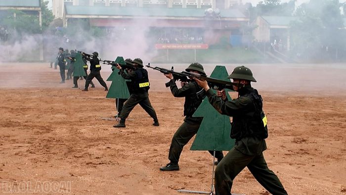 Thao diễn bắn súng và võ thuật.