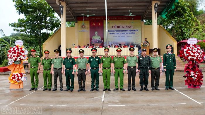 Công an các địa phương và quân đội chúc mừng Trung đoàn Cảnh sát cơ động số 2.
