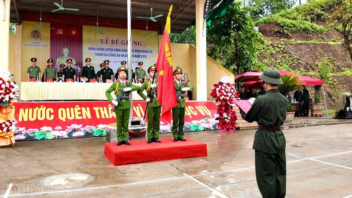Đại diện chiến sĩ mới thực hiện nghi thức tuyên thệ dưới cờ Tổ quốc.