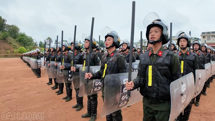 Các chiến sĩ mới tham gia duyệt đội ngũ.