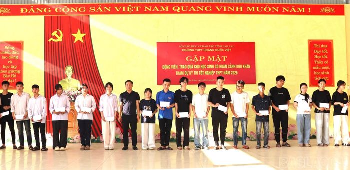 Các em học sinh có hoàn cảnh khó khăn của Trường THPT Hoàng Quốc Việt được UBND phường Âu LÂu và Hội Phụ huynh học sinh trao quà động viên trước kỳ thi.