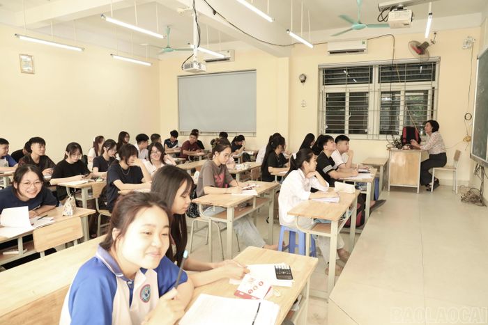 Học sinh Trường THPT Lý Thường Kiệt (phường Yên Bái) ôn luyện thi tốt nghiệp THPT.