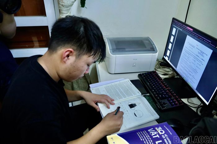 Em Đặng Huy Hoàng - học sinh Trường THPT Lê Quý Đôn tích cực ôn luyện trước ngày thi.