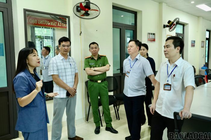 Lãnh đạo phường Yên Bái kiểm tra công tác chuẩn bị tổ chức kỳ thi và hỗ trợ thí sinh dự thi tại điểm thi Trường THPT Nguyễn Huệ.