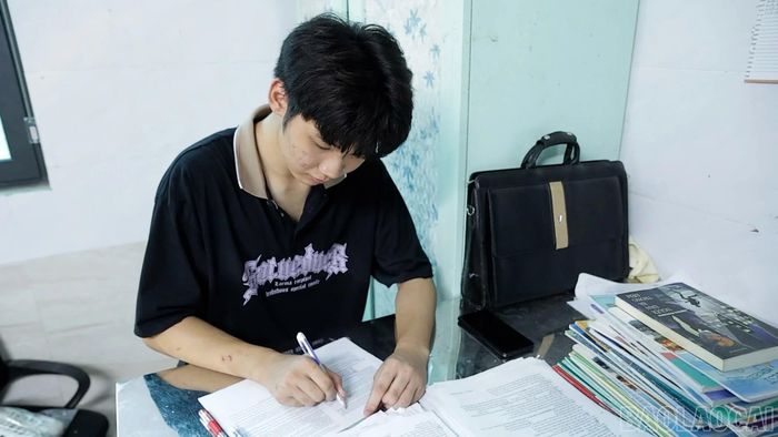 Em Trương Đại Thắng ôn tập kiến thức trước khi bước vào kỳ thi.