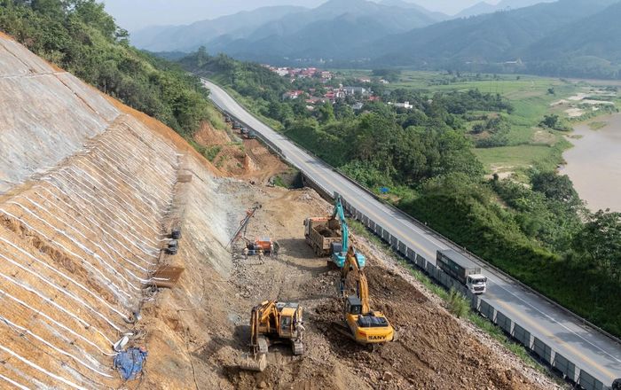 Toàn bộ chiều dài hơn 121 km (từ Km123+080 đến Km244+155) được tổ chức thi công đồng loạt.