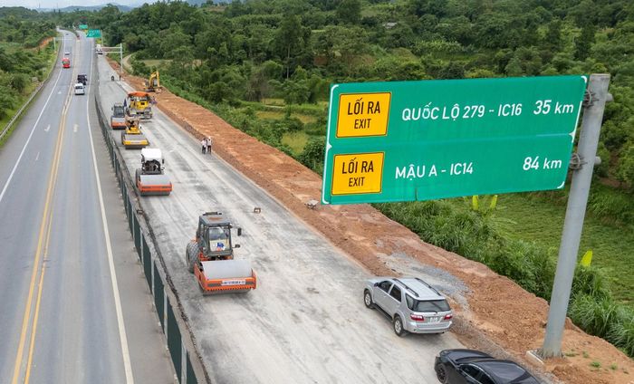 Theo thiết kế, mặt cắt tuyến sẽ được mở rộng từ 2 làn xe lên 4 làn, nền đường rộng 24 m, bổ sung dải phân cách giữa nhằm nâng cao an toàn khai thác.