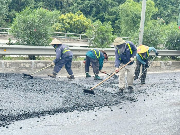 Để đảm bảo tiến độ, nhịp thi công được duy trì xuyên suốt ngày đêm. Các mũi thi công nền đường, cầu và hệ thống thoát nước đồng loạt triển khai.