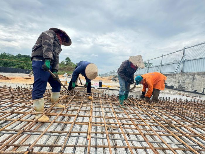 Không khí thi công trên toàn tuyến đang diễn ra rất khẩn trương.