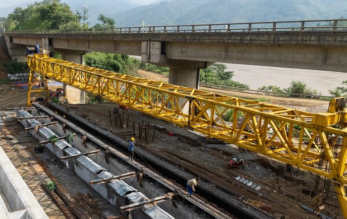 Bên cạnh đó, dự án bao gồm việc xây dựng thêm cầu, kéo dài các cống chui dân sinh và nghiên cứu đầu tư hầm dài khoảng 530 m để tạo dư địa nâng cấp lên 6 làn xe trong tương lai.