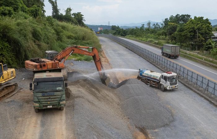 Đơn vị thi công thường xuyên tưới nước để tránh bụi, đảm bảo tầm nhìn cho người điều khiển phương tiện qua lại.
