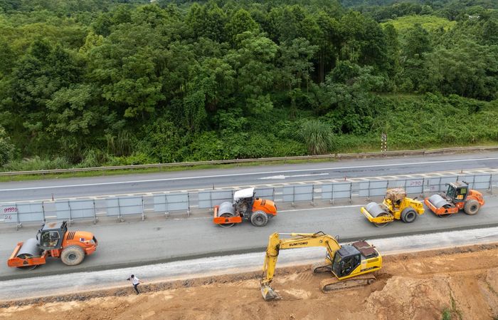 Dự án mở rộng đoạn Yên Bái - Lào Cai thuộc tuyến Cao tốc Nội Bài - Lào Cai có tổng mức đầu tư gần 7.700 tỷ đồng, do Tổng công ty Đầu tư phát triển đường cao tốc Việt Nam làm chủ đầu tư, đang bước vào giai đoạn thi công cao điểm.