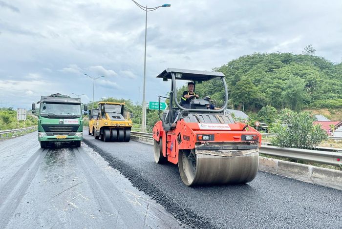 Những ngày đầu tháng 6, các nhà thầu tăng tốc thi công "3 ca, 4 kíp", duy trì nhịp làm việc ngày đêm trên toàn tuyến với chiều dài hơn 121 km.