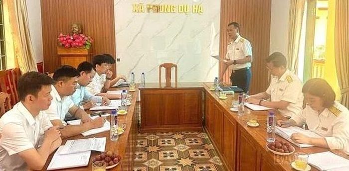 Lãnh đạo Thuế cơ sở 7 làm việc với lãnh đạo xã Phong Dụ Hạ về công tác thu ngân sách.