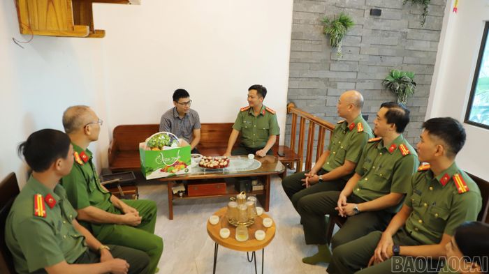 Đoàn công tác Công an tỉnh Lào Cai thăm hỏi, động viên Đại úy Âu Trung Hậu.
