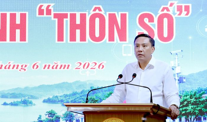 Đồng chí Hoàng Giang - Phó Bí thư Thường trực Tỉnh ủy, Chủ tịch HĐND tỉnh ghi nhận và đánh giá cao những cách làm sáng tạo, đột phá của xã Yên Bình trong triển khai chuyển đổi số.