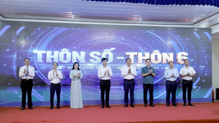 Các đồng chí lãnh đạo tỉnh, xã và thôn thực hiện nghi thức ra mắt mô hình "Thôn số" thôn 6.