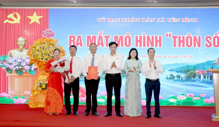 Lãnh đạo xã Yên Bình trao Quyết định công nhận "Thôn số" và tặng hoa chúc mừng thôn 6.