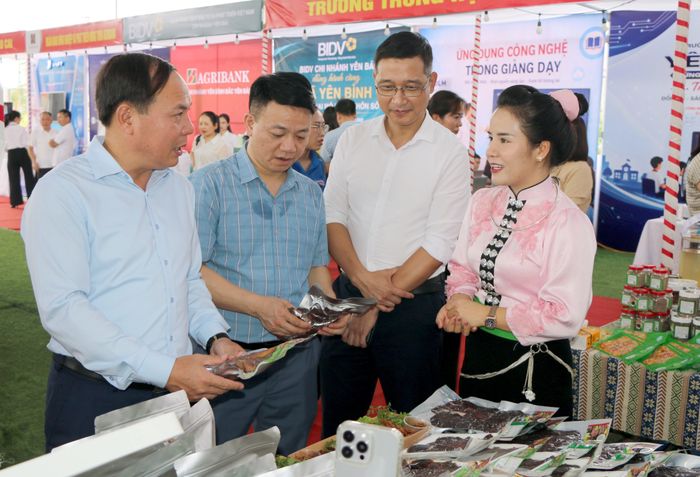 Các đại biểu tham quan, trải nghiệm việc vận hành các nền tảng số tại chương trình.