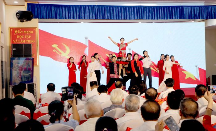 Chương trình văn nghệ chào mừng.