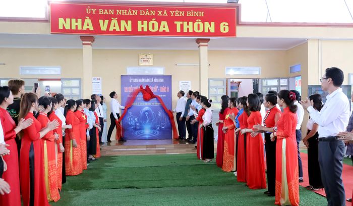 Các đồng chí lãnh đạo tỉnh, lãnh đạo địa phương và thôn thực hiện nghi thức gắn biển công nhận “Thôn số” thôn 6.