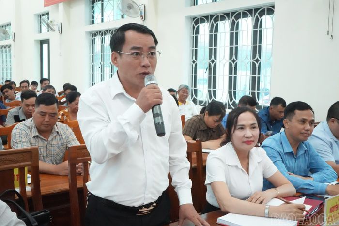 Cử tri các xã nêu ý kiến, kiến nghị tại hội nghị.