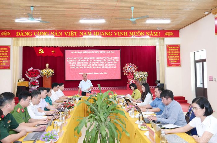 Đồng chí Sùng A Lềnh - Ủy viên Ban Chấp hành Đảng bộ tỉnh, Phó Trưởng Đoàn đại biểu Quốc hội chuyên trách của tỉnh phát biểu tại buổi khảo sát.