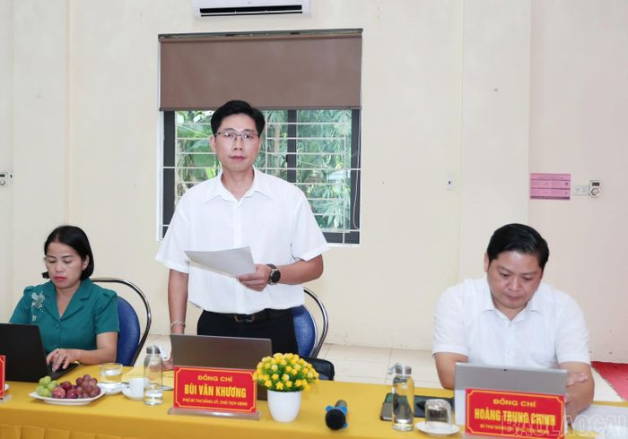 Chủ tịch UBND xã Phúc Lợi trình bày báo cáo tình hình thực hiện nhiệm vụ phát triển kinh tế - xã hội và các nghị quyết chuyên đề của Bộ Chính trị, của Quốc hội tại địa phương.