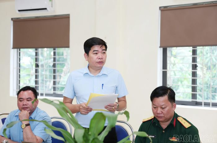 Lãnh đạo các phòng chuyên môn của xã Phúc Lợi phát biểu, kiến nghị những vấn đề cụ thể tại buổi khảo sát.