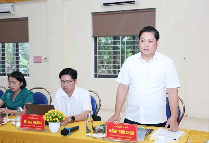 Bí thư Đảng ủy xã Phúc Lợi phát biểu tại buổi khảo sát.
