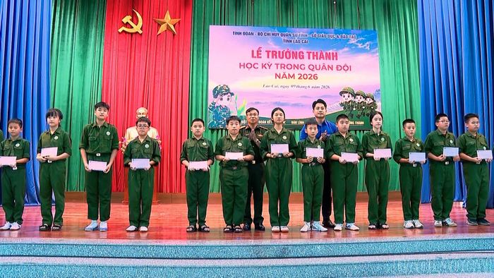Vinh danh chiến sĩ nhí có thành tích xuất sắc trong quá trình rèn luyện.