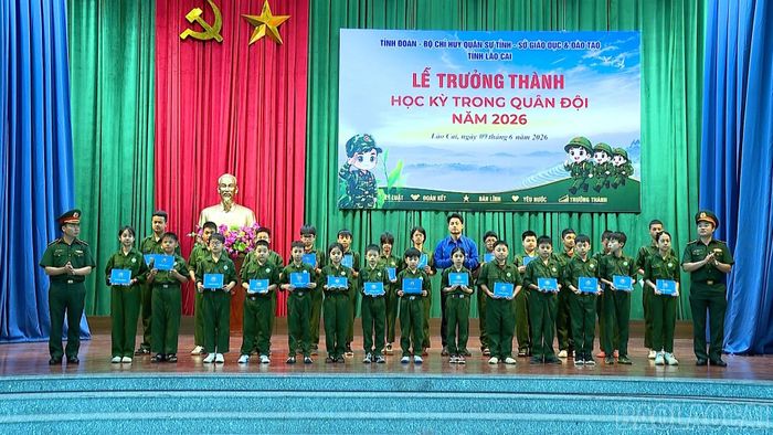 Trao Giấy chứng nhận cho các chiến sĩ hoàn thành "Học kỳ trong Quân đội" năm 2026.