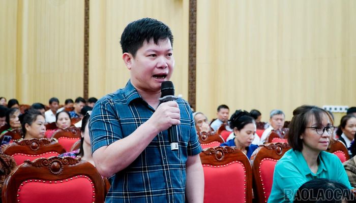  Cử tri phát biểu tại hội nghị. 