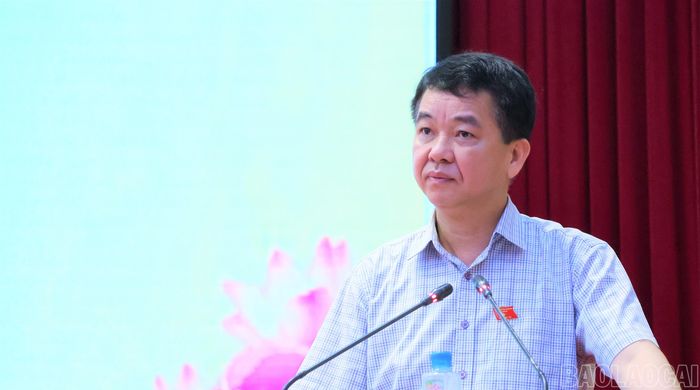 Ông Đinh Khắc Yên - Bí thư Đảng ủy, Chủ tịch HĐND xã Lục Yên, Tổ trưởng Tổ đại biểu số 3 HĐND tỉnh giải trình các ý kiến, kiến nghị của cử tri tại hội nghị.