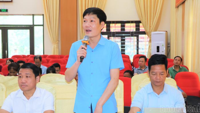 Đại diện cử tri xã Khánh Hòa trình bày một số vấn đề mà cử tri quan tâm.