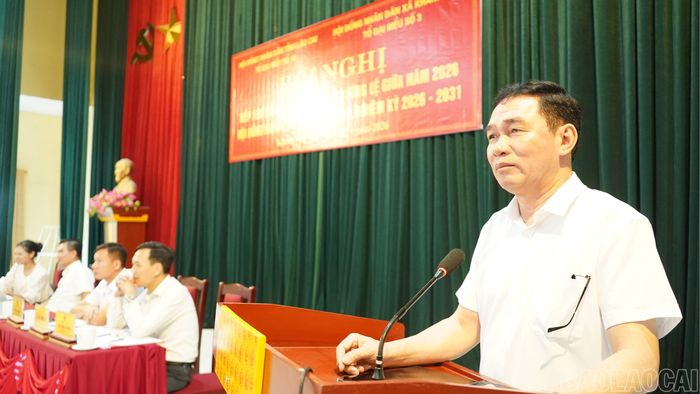 Đồng chí Nguyễn Anh Chuyên - Ủy viên Ban Chấp hành Đảng bộ tỉnh, Bí thư Đảng ủy, Chủ tịch HĐND xã Văn Bàn, Tổ trưởng Tổ đại biểu số 16 giải trình các ý kiến, kiến nghị của cử tri.