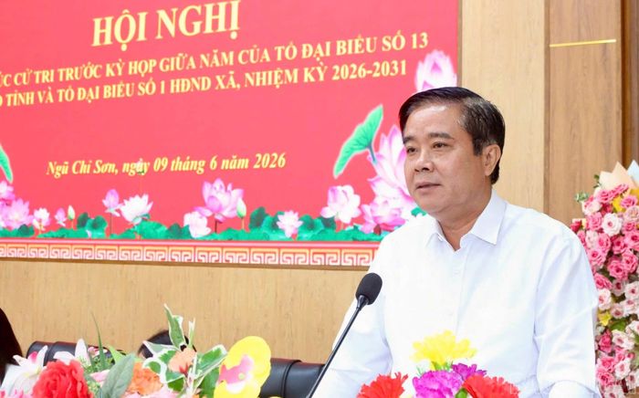 Đồng chí Phan Đăng Toàn - Ủy viên Ban Thường vụ Tỉnh ủy, Trưởng Ban Nội chính Tỉnh ủy, Tổ trưởng Tổ đại biểu số 13 HĐND tỉnh phát biểu tại hội nghị.