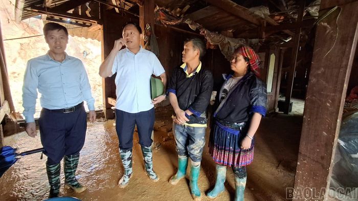 Lãnh đạo xã Púng Luông kiểm tra hiện trường, chỉ đạo khắc phục thiệt hại do mưa lớn gây ra.