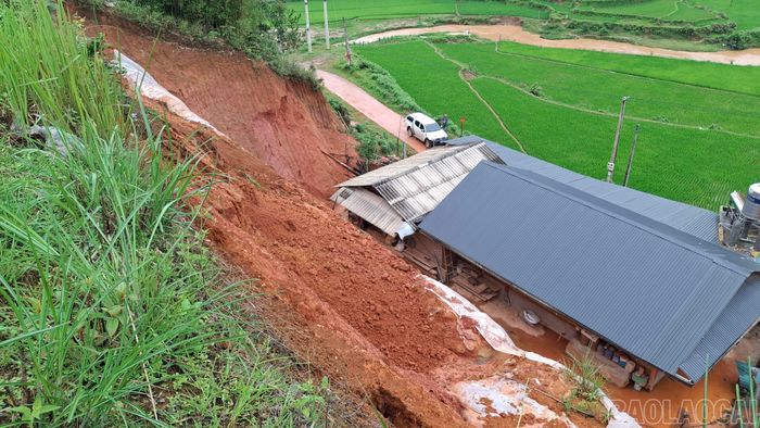 Taluy dương sạt lở làm đất, đá tràn vào nhà dân trên địa bàn xã Púng Luông.