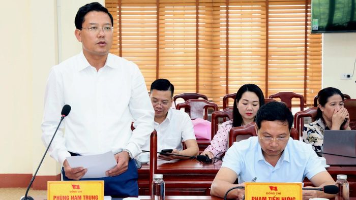Đồng chí Phùng Nam Trung - Phó Trưởng Ban Tuyên giáo và Dân vận Tỉnh ủy báo cáo kết quả thực hiện công tác báo chí 6 tháng đầu năm 2026.