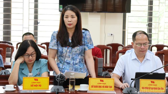 Lãnh đạo Văn phòng UBND tỉnh và các sở, ngành trình bày các chuyên đề tại hội nghị.