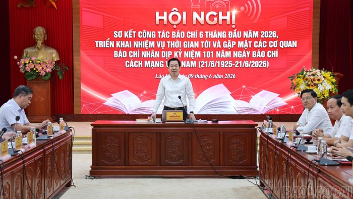 Đồng chí Dương Đức Huy - Ủy viên Ban Thường vụ Tỉnh ủy, Trưởng Ban Tuyên giáo và Dân vận Tỉnh ủy phát biểu chỉ đạo hội nghị.