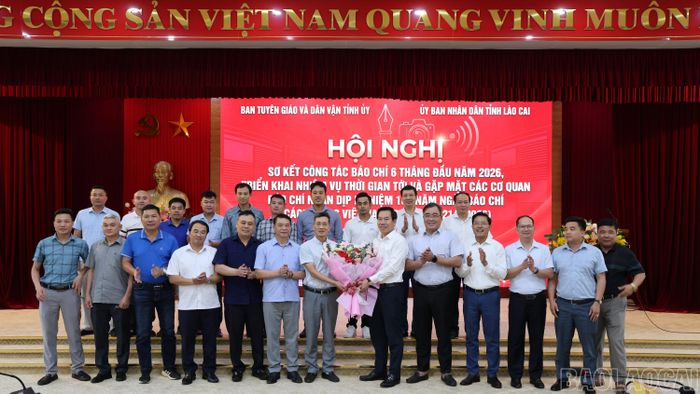 Lãnh đạo Ban Tuyên giáo và Dân vận Tỉnh ủy tặng hoa chúc mừng các cơ quan báo chí nhân kỷ niệm 101 năm Ngày Báo chí cách mạng Việt Nam.