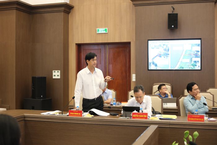Các đồng chí Phó Chủ tịch UBND tỉnh phát biểu ý kiến tại cuộc họp.