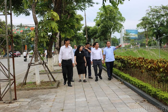 Chủ tịch UBND tỉnh Nguyễn Tuấn Anh cùng đoàn công tác kiểm tra thực tế khu vực dự kiến thực hiện Dự án Công viên phường Yên Bái.