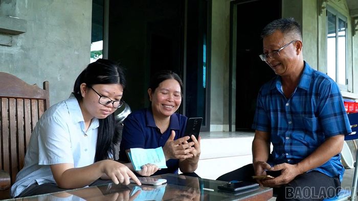 Em Nguyễn Thị Tú Nguyệt và gia đình vỡ òa trong hạnh phúc khi biết số điểm thi vào 10.